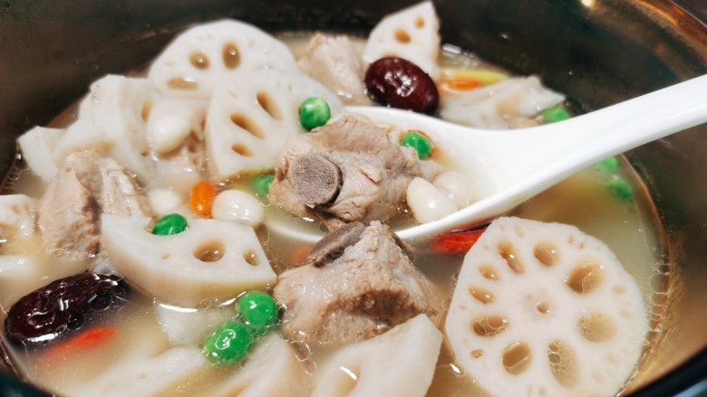 花生莲藕排骨汤,喜欢的试试吧!