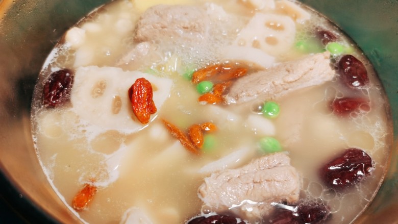 花生莲藕排骨汤,莲藕中和了排骨的油腻,汤汁甘甜不腻。
