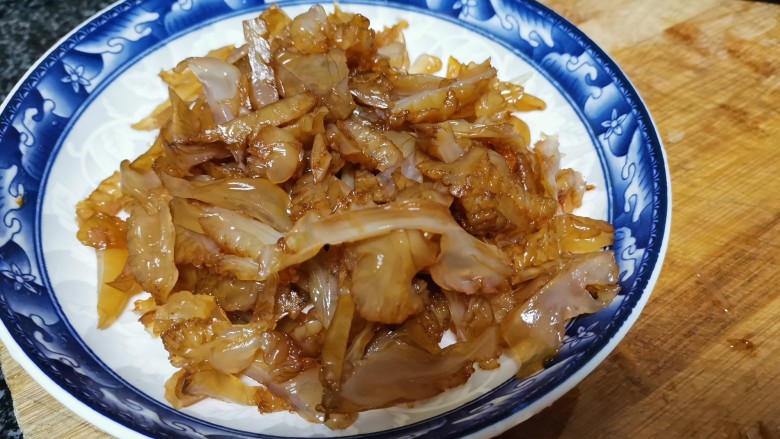 爽脆可口,人人都爱吃的凉拌酸辣海蜇皮,装盘备用