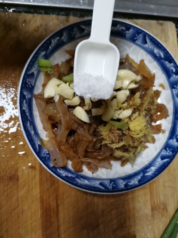 爽脆可口,人人都爱吃的凉拌酸辣海蜇皮,加盐巴