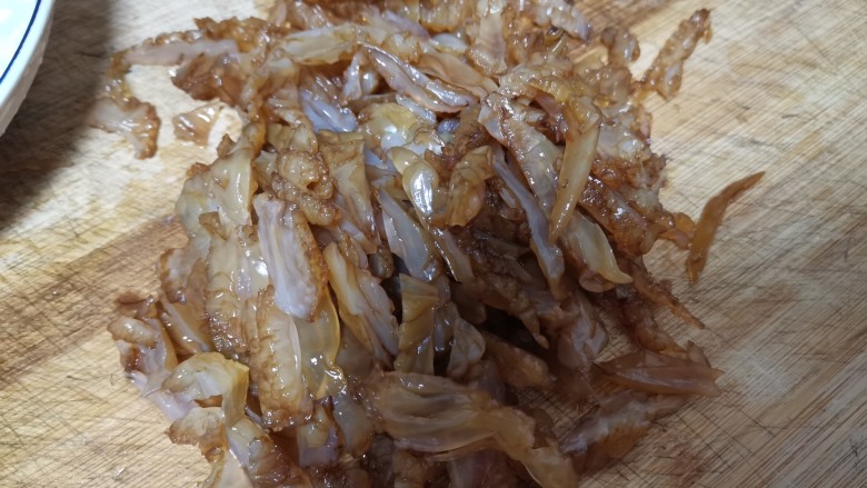 爽脆可口,人人都爱吃的凉拌酸辣海蜇皮,全部切好