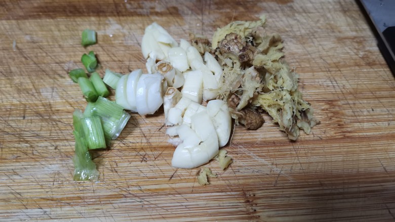 爽脆可口,人人都爱吃的凉拌酸辣海蜇皮,切碎备用
