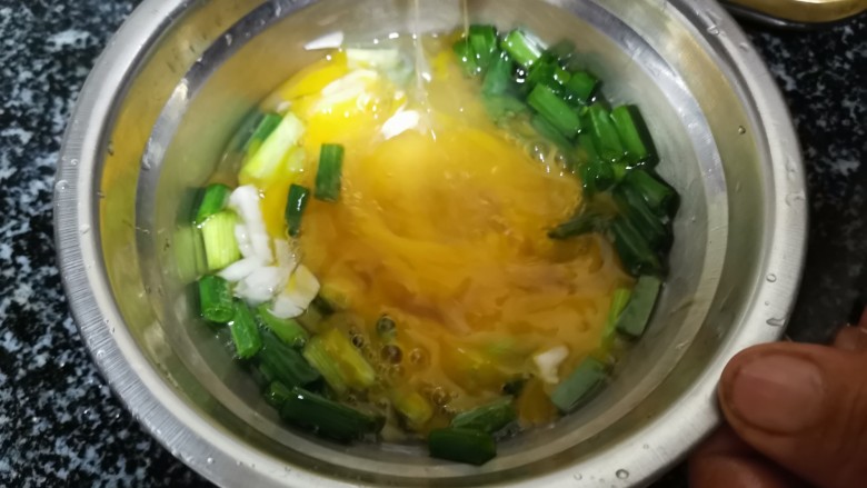 营养美味,提高免疫力,老公孩子都爱吃的煎鹅蛋,你值得拥有,搅拌均匀