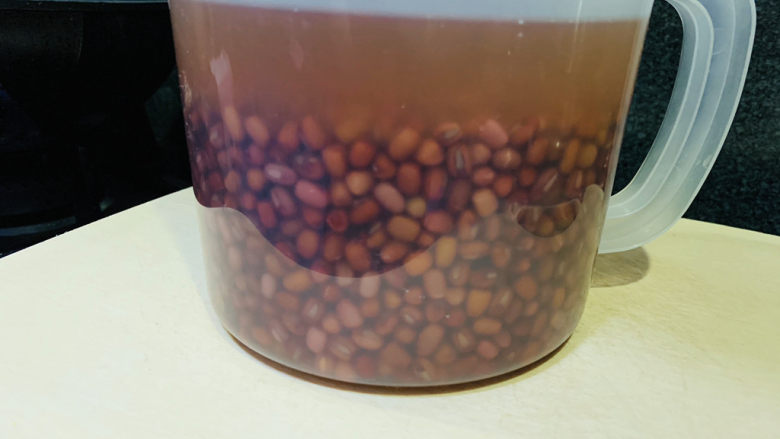 自制“红豆沙”馅,<a style='color:red;display:inline-block;' href='/shicai/ 3607'>红豆</a>隔夜泡水;