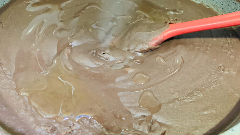 自制“红豆沙”馅,把油和豆沙炒融合;