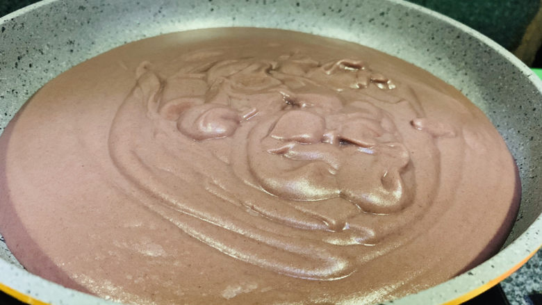 自制“红豆沙”馅,然后把红豆渣放倒破壁机或者搅拌机,搅拌成泥,倒入不粘锅;