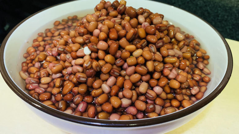 自制“红豆沙”馅,泡好的红豆会变多出来;