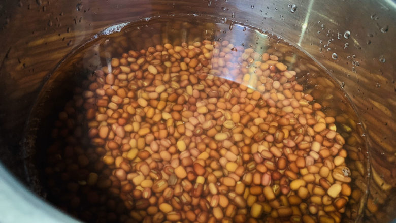 自制“红豆沙”馅,放入高压锅,加适量清水;