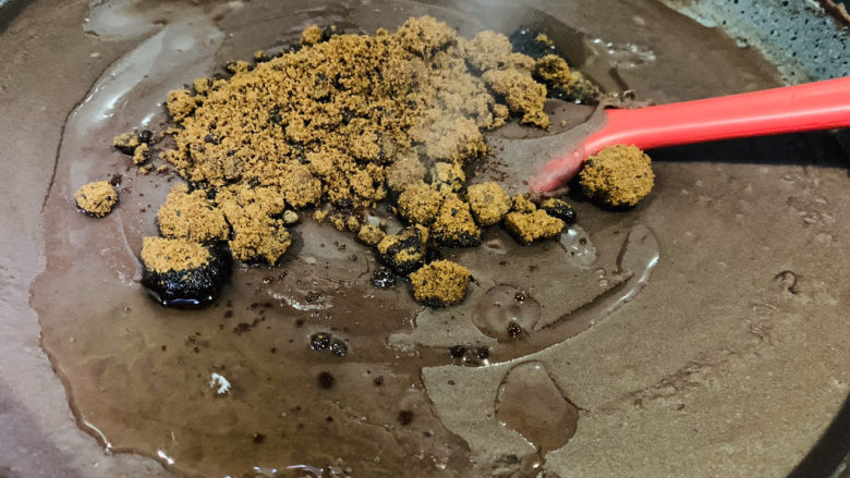 自制“红豆沙”馅,继续加红糖,加油;