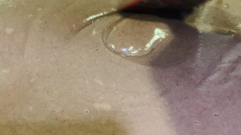 自制“红豆沙”馅,开始炒,大火先热锅,然后开中小火炒,如果溅的很厉害,就转小火炒;