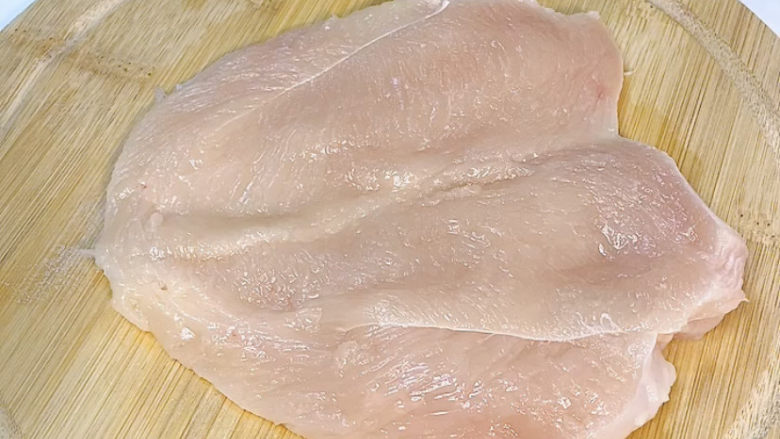 香酥鸡排,用刀从中间劈开,注意不要切段