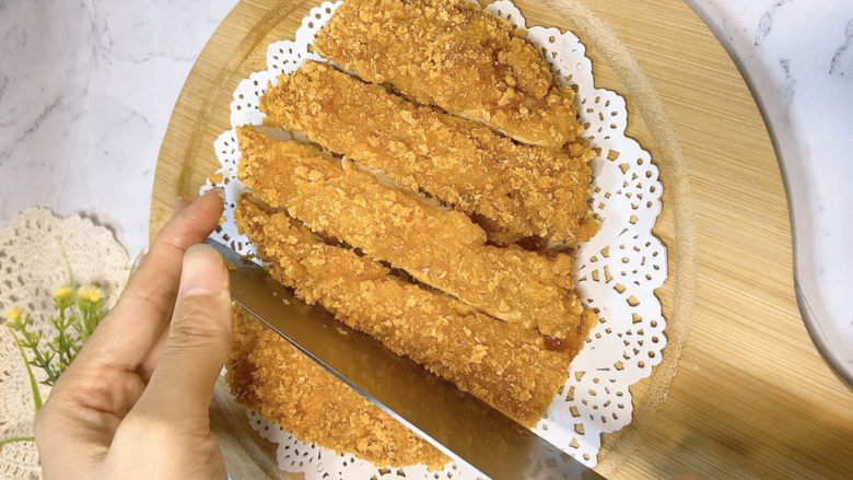 香酥鸡排,趁热切块,这酥脆的声音真是特别治愈啊