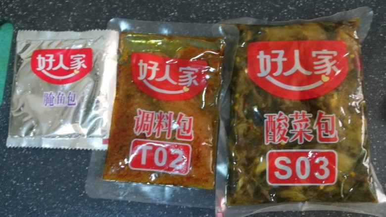 快手酸菜鱼,打开包装，里面有一包粉包，一般酱包，一包酸菜包