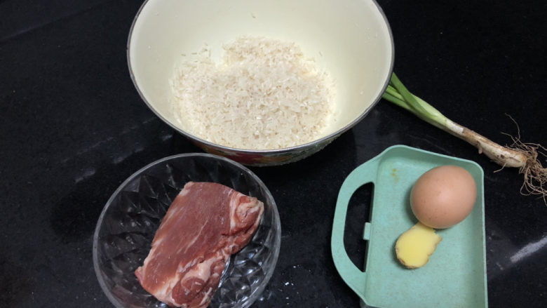 生滚牛肉粥➕一粥一饭暖人心,食材合照：粳米或香米（如果想粥更粘稠滑糯可以添加1/3的糯米）约200g，<a style='color:red;display:inline-block;' href='/shicai/ 216'>牛肉</a>一块约150g，<a style='color:red;display:inline-block;' href='/shicai/ 37'>姜</a>一小块，<a style='color:red;display:inline-block;' href='/shicai/ 157'>小葱</a>一根。我还准备了一些生菜（忘记拍了）还有一个<a style='color:red;display:inline-block;' href='/shicai/ 9'>鸡蛋</a>