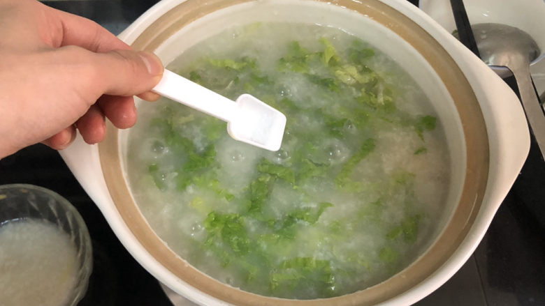 生滚牛肉粥➕一粥一饭暖人心,根据个人口味，添加少许食盐定味