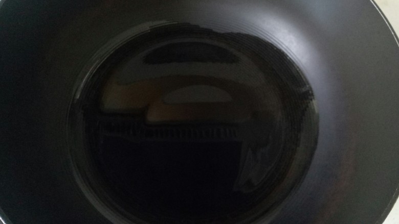 蒜泥茼蒿,炒锅中加入适量油烧热
