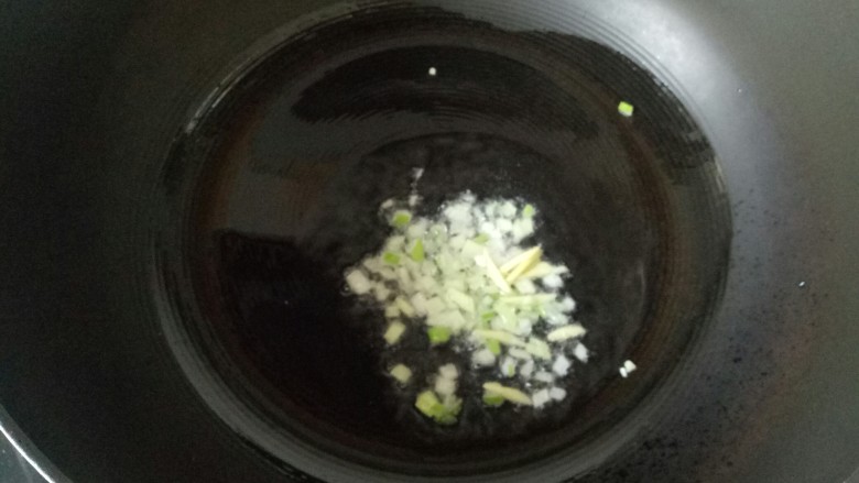 蒜泥茼蒿,放入葱,姜煸炒