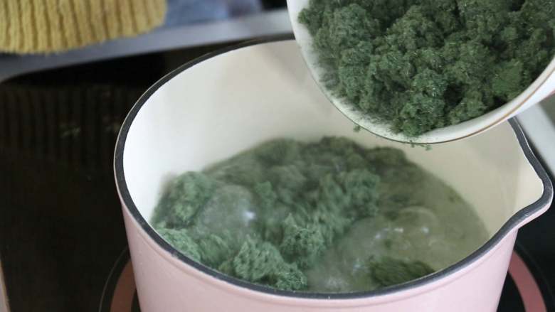 青团,制作艾草汁!因为没有买到新鲜的艾草,所以只能用艾草粉来制作了!(如果能买到艾草的话尽量用艾草来做呦~)