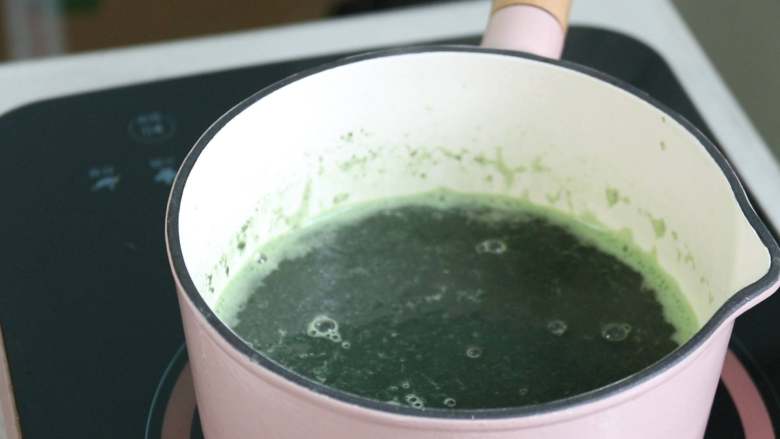 青团,把水烧开,倒入艾草粉,搅拌均匀,制作成艾草汁