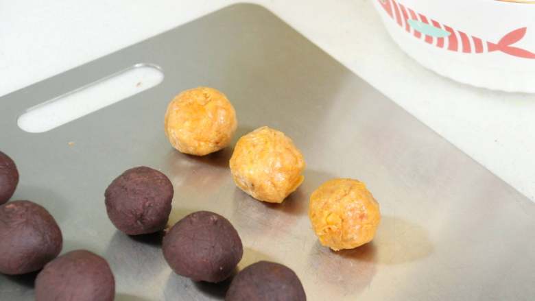 青团,把准备好的馅料,都团成团备用
