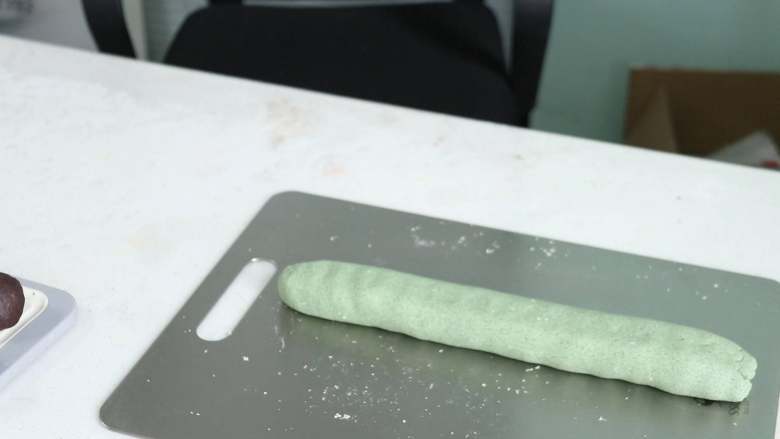 青团,取出醒好的面,揉成段