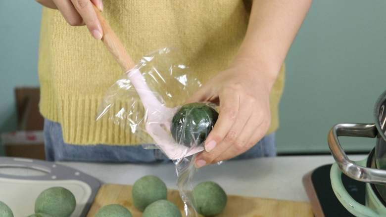 青团,刷油后,吃不完的青团,可以用保鲜膜包裹,冷藏保存3天,可以热吃,冷吃,都行哟~