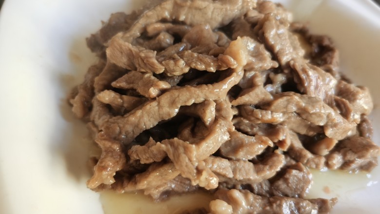 蒜苔炒牛肉,滑好的牛肉丝非常嫩滑,一点不柴。