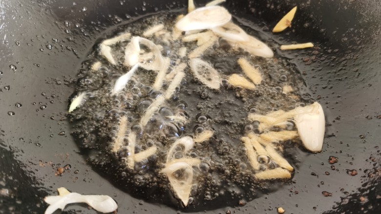 蒜苔炒牛肉,锅里留底油,放入葱姜爆香。