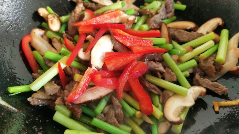 蒜苔炒牛肉,加入红椒,让菜品颜色更丰富。