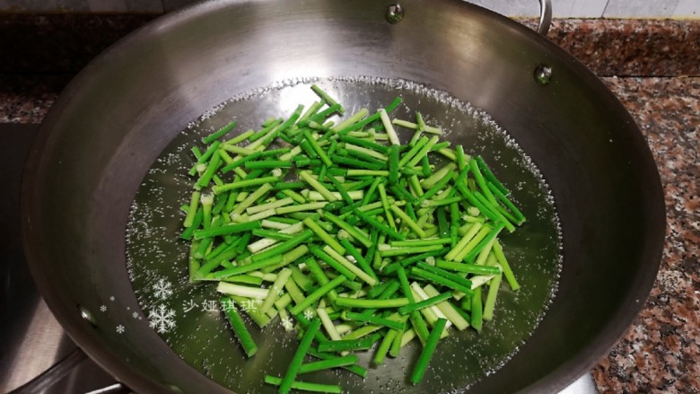 蒜苔炒牛肉,蒜苔先放入锅中煮1分钟捞出。