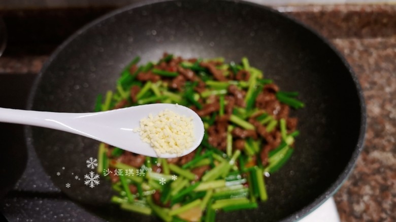 蒜苔炒牛肉,放入适量<a style='color:red;display:inline-block;' href='/shicai/ 756'>鸡精</a>翻炒均匀即可出锅。