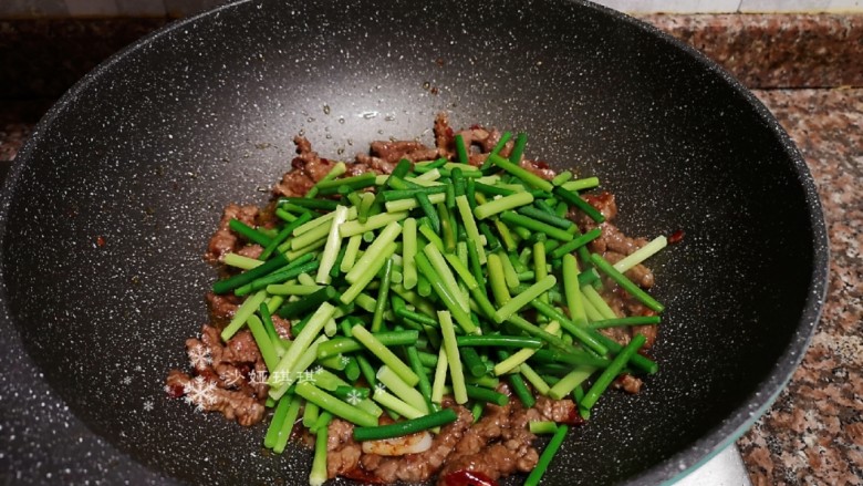 蒜苔炒牛肉,放入蒜苔翻炒片刻。