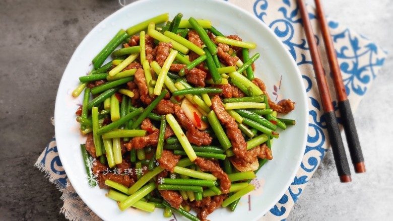 蒜苔炒牛肉,做法简单又快速!