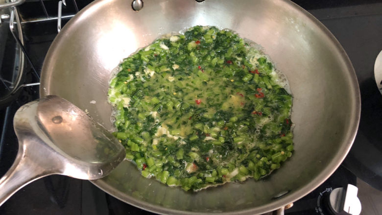 茼蒿炒鸡蛋➕柳眼春相续,先不要翻动,等晃动锅,蛋液可以滑动,蛋液表面基本凝固