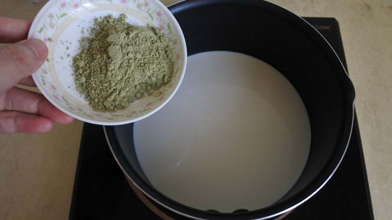 没有鱼胶粉也能做的抹茶牛奶小方,剩下的牛奶倒入不粘锅里,放入抹茶粉和砂糖搅匀