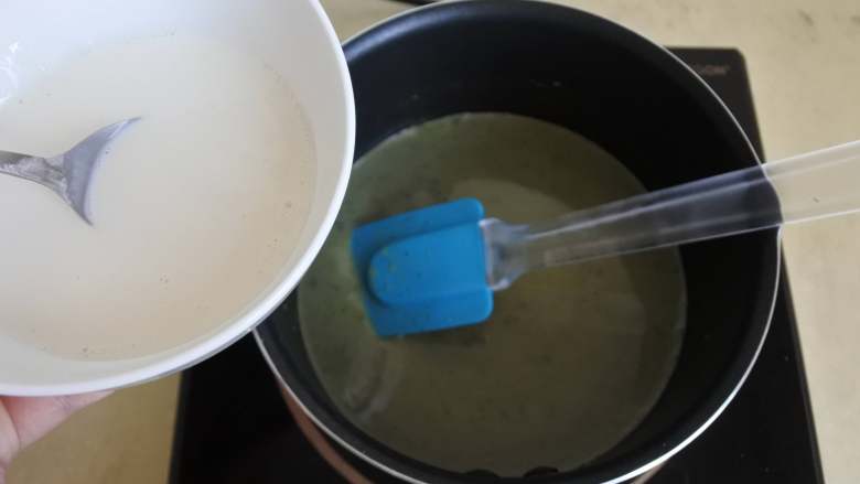 没有鱼胶粉也能做的抹茶牛奶小方,加热至80度,把糖搅化。倒入牛奶淀粉液