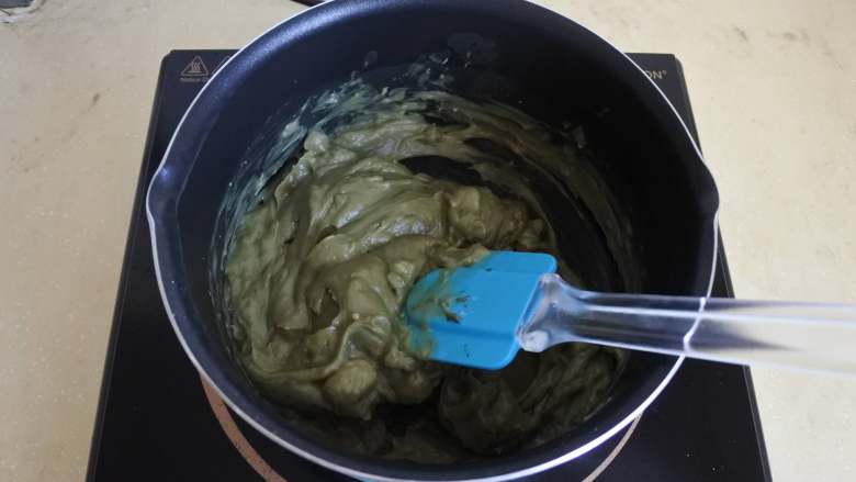 没有鱼胶粉也能做的抹茶牛奶小方,继续小火加热搅拌,直至淀粉糊化,凝结成淀粉团