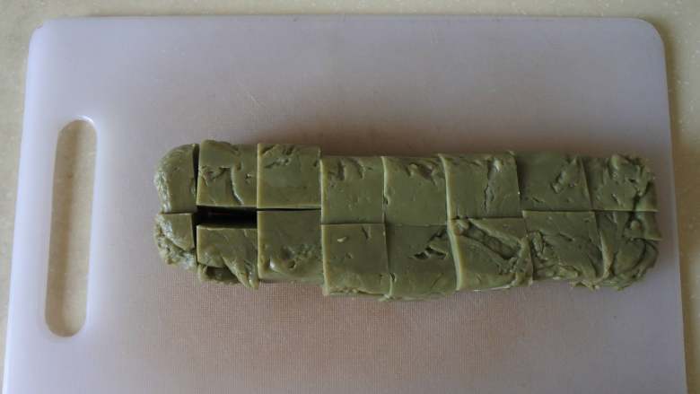 没有鱼胶粉也能做的抹茶牛奶小方,脱模,切成小方块