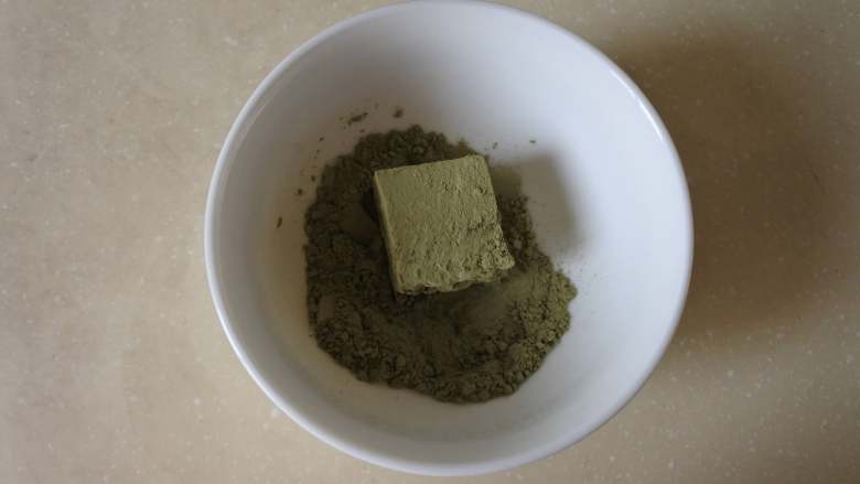 没有鱼胶粉也能做的抹茶牛奶小方,在表面粘上一层抹茶粉,装盘