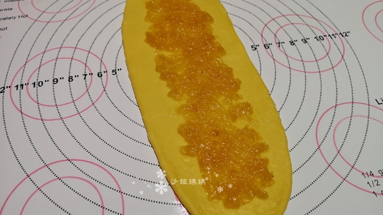 菠萝面包,在中间涂上一层菠萝酱。(两边需要留一部分不涂酱)