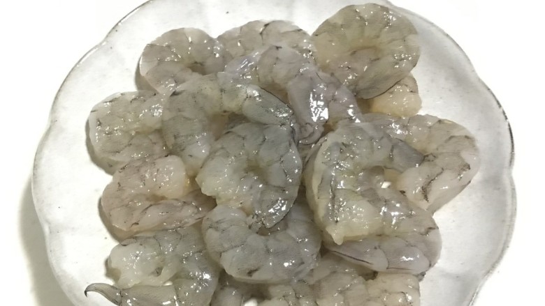 菠萝虾仁炒饭,挑去虾线背上和肚皮,开背,总适量的盐和<a style='color:red;display:inline-block;' href='/shicai/ 718'>料酒</a>腌制10分钟以上