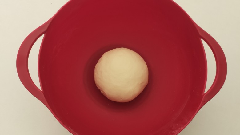 菠萝面包,放入盆中,用保鲜膜封住,室温发酵