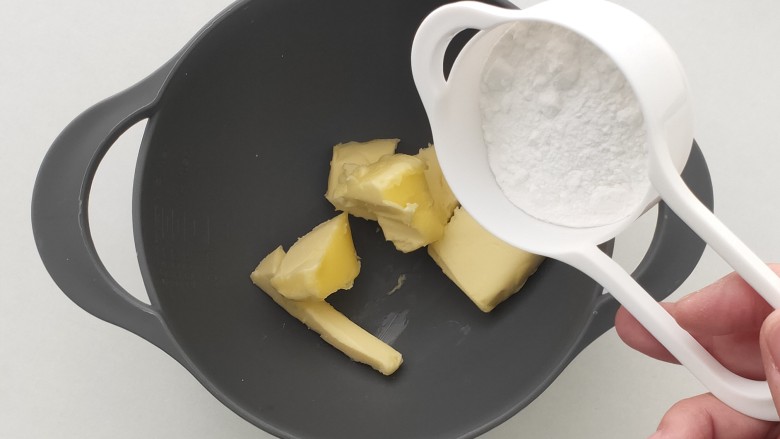 菠萝面包,提前室温软化的黄油中加入糖粉,搅拌均匀