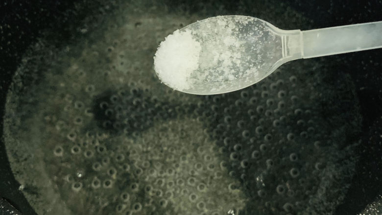 芦笋炒肉片,加少许盐;