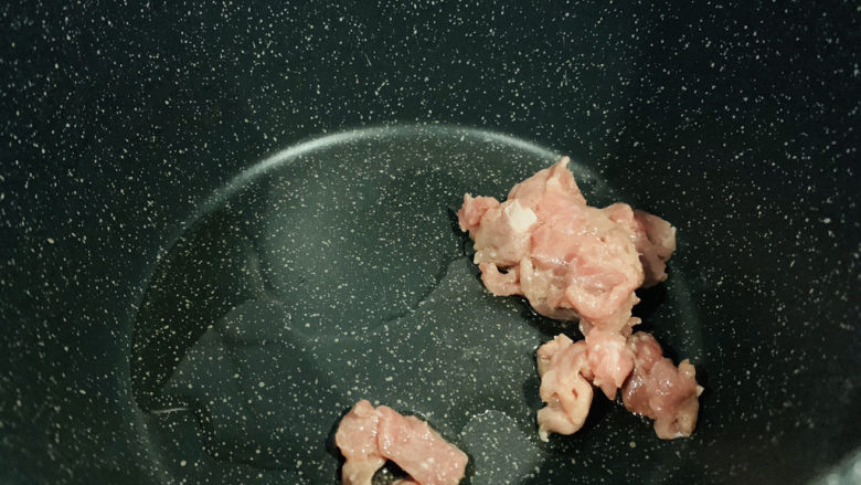 芦笋炒肉片,把腌好的肉片放入;