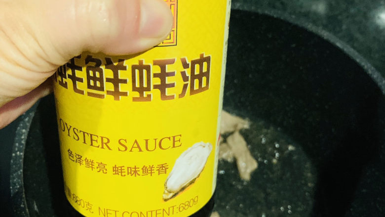 芦笋炒肉片,肉片大火炒变色,调小火,加蚝油;