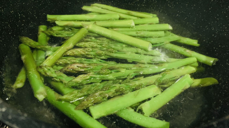 芦笋紫菜汤,烧一锅沸水,加盐和油,放入芦笋焯水;