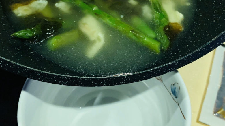 芦笋紫菜汤,搅拌均匀,起锅;