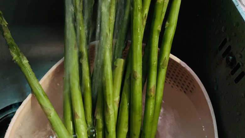 芦笋紫菜汤,洗净,去除根部教老的部分;