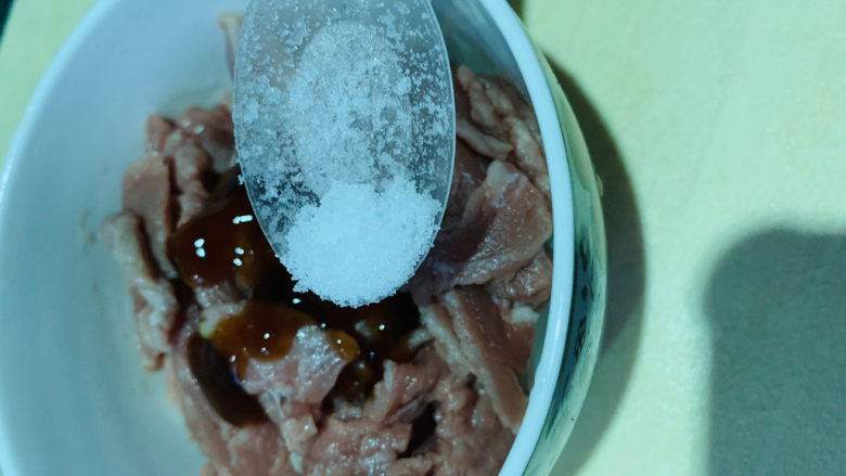 蒜苔炒牛肉,加少许盐;